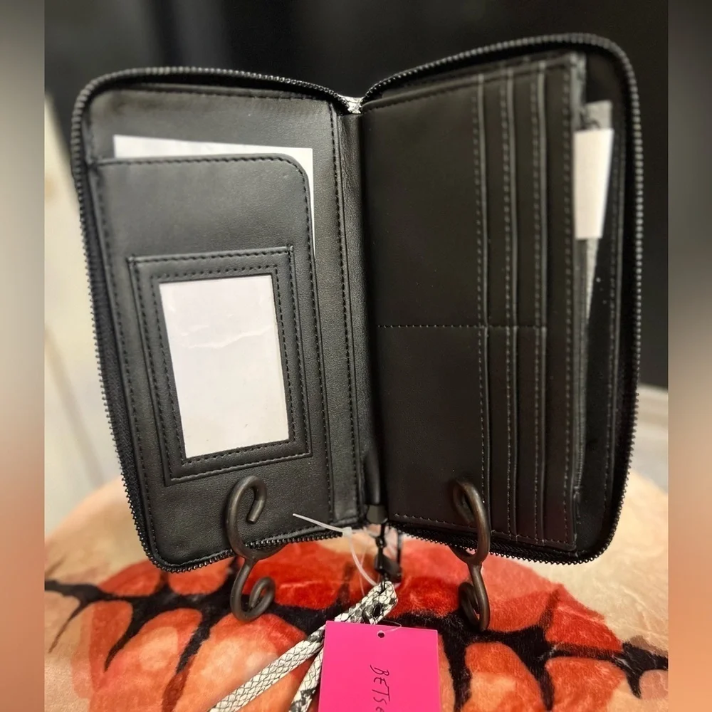 🖤🐍NWT-BETSEY JOHNSON WHITE AND BLACK SNAKE SKIN LARGE ZIP AROUND WALLET🖤🐍